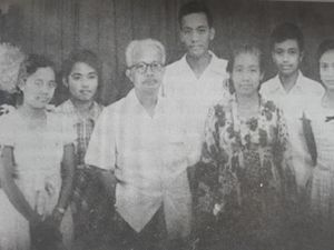 Sang Menteri Bersarung yang Bersahaja Sang Menteri Bersarung yang Bersahaja