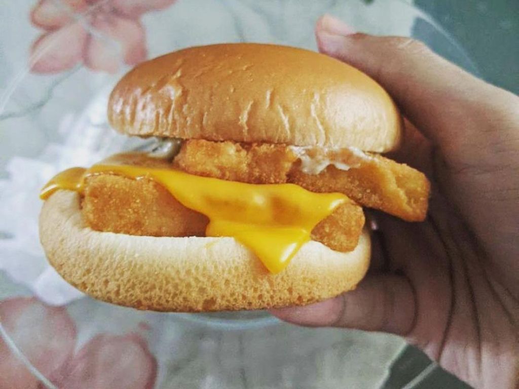 Kocak! Instagram Ini Khusus Unggah Foto Burger McD yang Miring