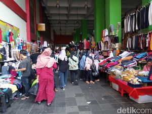 Meski Ramai, Ini Alasan Warga Pilih Belanja di Pasar Tanah Abang