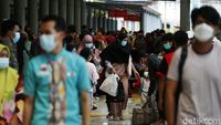 Stasiun Pasar Senen Ramai Jelang Pengetatan Larangan Mudik