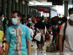 Stasiun Pasar Senen Ramai Jelang Pengetatan Larangan Mudik