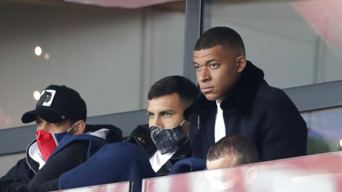 PSGs Kylian Mbappe, right, attends the French League One soccer match between Paris Saint-Germain and Lens at the Parc des Princes stadium in Paris, France, Saturday, May 1, 2021. (AP Photo/Thibault Camus)