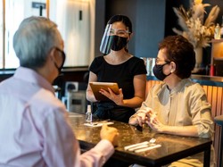 Waspada! Makan di Restoran Tetap Berisiko Tertular Virus Corona Meski Sudah Vaksin