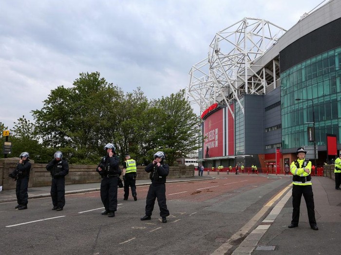 MANCHESTER, ENGLAND - MAY 02: Police officers and tactical aid units are seen manning Old Trafford prior to the Premier League match between Manchester United and Liverpool at Old Trafford on May 02, 2021 in Manchester, England. Sporting stadiums around the UK remain under strict restrictions due to the Coronavirus Pandemic as Government social distancing laws prohibit fans inside venues resulting in games being played behind closed doors. (Photo by Charlotte Tattersall/Getty Images)