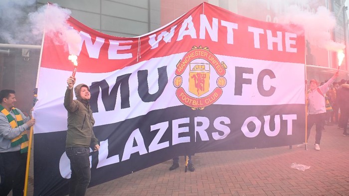MANCHESTER, ENGLAND - MAY 02: Protesters are seen outside the stadium prior to the Premier League match between Manchester United and Liverpool at Old Trafford on May 02, 2021 in Manchester, England. Sporting stadiums around the UK remain under strict restrictions due to the Coronavirus Pandemic as Government social distancing laws prohibit fans inside venues resulting in games being played behind closed doors. (Photo by Getty Images/Getty Images)