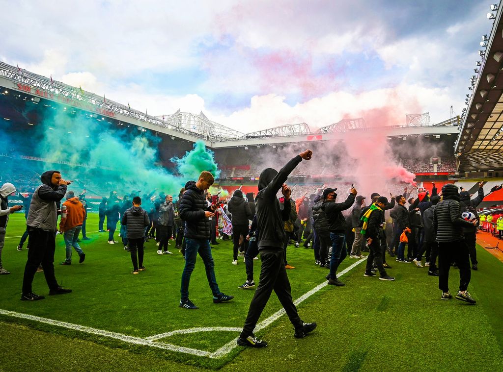 Suporter Manchester United menginvasi lapangan Old Trafford jelang laga MU vs Liverpool, Minggu (2/5/2021).