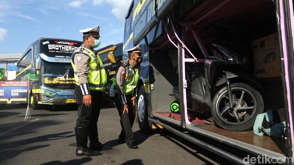 Melihat Aksi Polisi Lakukan Pengetatan Pemudik Awal