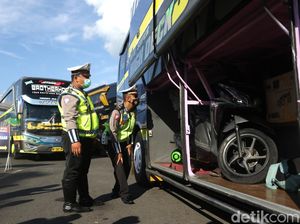 Melihat Aksi Polisi Lakukan Pengetatan Pemudik Awal Melihat Aksi Polisi Lakukan Pengetatan Pemudik Awal