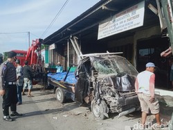 Brak! Mobil Tabrak Rumah Pengacara di Klaten, 2 Orang Luka