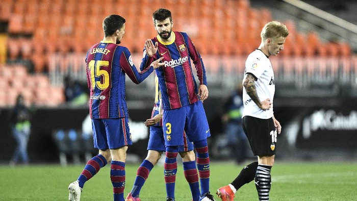 VALENCIA, SPAIN - MAY 02: Clement Lenglet and Gerard Pique of FC Barcelona celebrate following the La Liga Santander match between Valencia CF and FC Barcelona at Estadio Mestalla on May 02, 2021 in Valencia, Spain. Sporting stadiums around Spain remain under strict restrictions due to the Coronavirus Pandemic as Government social distancing laws prohibit fans inside venues resulting in games being played behind closed doors. (Photo by Aitor Alcalde/Getty Images)