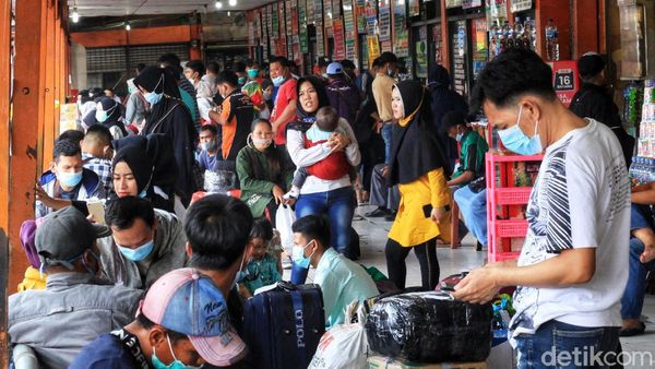 Foto: Lonjakan Pemudik Jelang Pengetatan di Terminal Kalideres