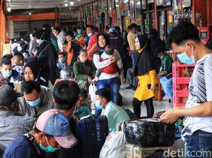 Foto: Lonjakan Pemudik Jelang Pengetatan di Terminal Kalideres