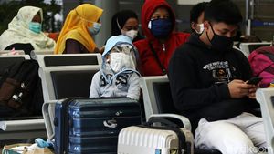 Potret Pemudik Cilik di Stasiun Pasar Senen