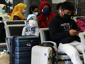 Potret Pemudik Cilik di Stasiun Pasar Senen
