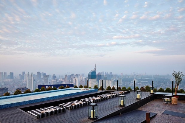 Pemandangan yang dapat kamu nikmati saat berada di SKYE cafe.