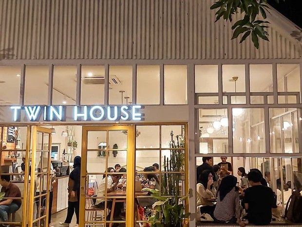 Bangunan cafe Twin House Cipete yang terkenal karena dekorasi serta gaya vintage yang unik.