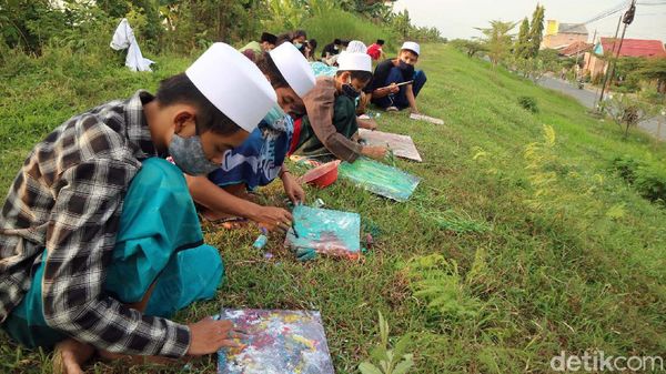 Puluhan Santri Melukis Kaligrafi di Atas Tanggul Sungai Wulan Kudus