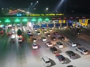Ramainya Tol Japek, Mobil Mengantre di GT Cikampek Utama 1 Ramainya Tol Japek, Mobil Mengantre di GT Cikampek Utama 1