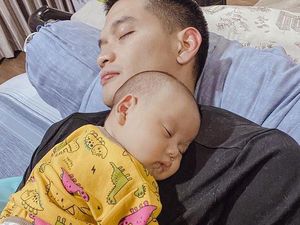 8 Pesona Rezky Adhitya Pas Momong Anak, Suamiable Banget!