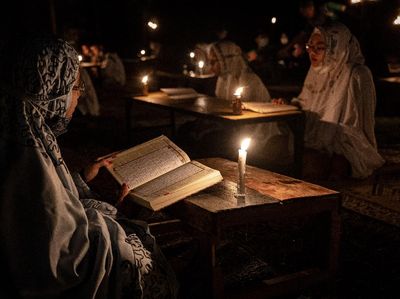Sambut Lailatul Qadar, Santri Baca Quran Dengan Cahaya Lilin