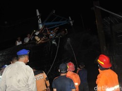 Kapal Sandar di Pelabuhan Juwana Pati Terbakar