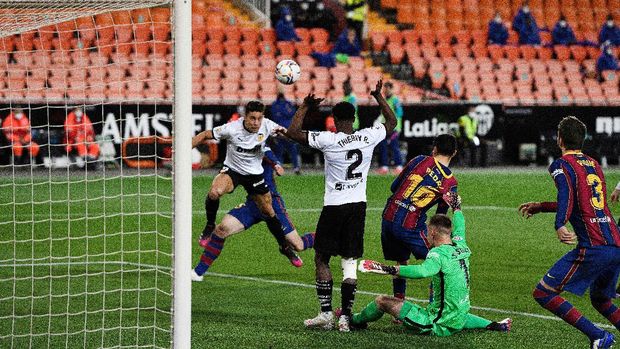 Soccer Football - La Liga Santander - Valencia v FC Barcelona - Mestalla, Valencia, Spain - May 2, 2021 Valencia's Gabriel Paulista scores their first goal REUTERS/Pablo Morano