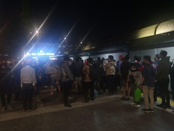 Antrean Penumpang di Stasiun Tanah Abang Malam Ini Mengular