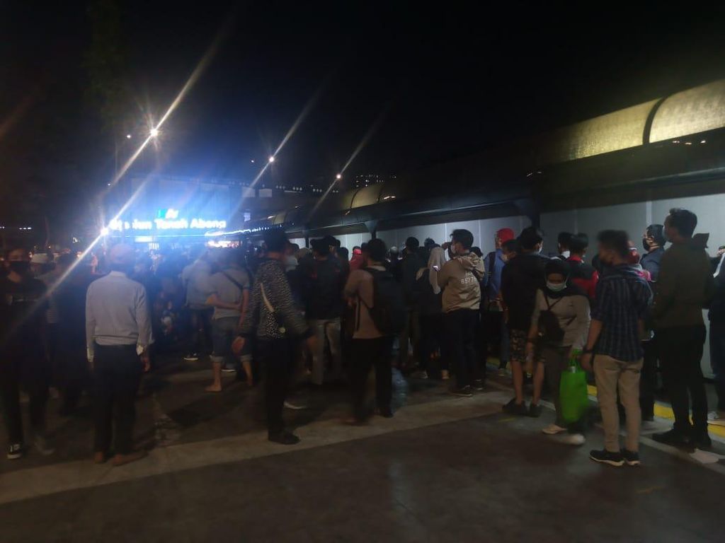 Antrean Penumpang di Stasiun Tanah Abang Malam Ini Mengular Antrean Penumpang di Stasiun Tanah Abang Malam Ini Mengular