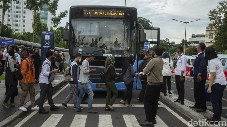 Warga mengantre di Stasiun Tanah Abang, Jakarta, Senin (3/5/2021). Pemerintah Provinsi (Pemprov) DKI Jakarta menawarkan layanan bus TransJakarta gratis bagi para penumpang yang tidak bisa naik KRL dari Stasiun Tanah Abang.