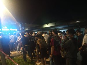 Usai Dibuka, Antrean Penumpang di Stasiun Tanah Abang Membeludak Usai Dibuka, Antrean Penumpang di Stasiun Tanah Abang Membeludak