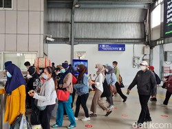 Warga Berlarian Masuk Stasiun Tanah Abang Sebelum Ditutup Pukul 15.00 WIB