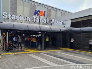 Penumpang KRL di Palmerah-Karet Naik, Tanah Abang Kini Layani Transit