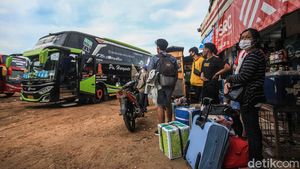 Terminal Bayangan di Tangerang Ramai Pemudik Sebelum Mudik Dilarang