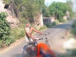 Ditolak Karena Corona, Kakek Ini Terpaksa Bawa Jenazah Istri Pakai Sepeda