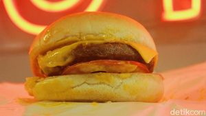 Cicip Burger Traffic Bun Fadil Jaidi yang Antreannya Panjang