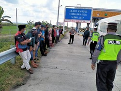 17 Pemudik yang Dihentikan Naik Travel Gelap di Exit Tol Ngawi Dilepas