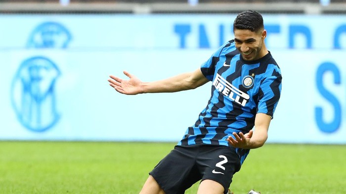 MILAN, ITALY - JANUARY 03: Achraf Hakimi of Inter Milan celebrates after scoring their sides sixth goal during the Serie A match between FC Internazionale and FC Crotone at Stadio Giuseppe Meazza on January 03, 2021 in Milan, Italy. Sporting stadiums around Italy remain under strict restrictions due to the Coronavirus Pandemic as Government social distancing laws prohibit fans inside venues resulting in games being played behind closed doors. (Photo by Marco Luzzani/Getty Images)