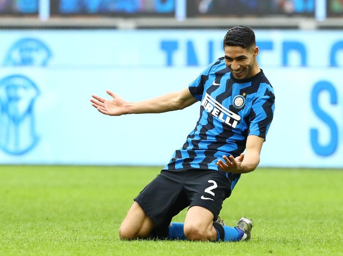 MILAN, ITALY - JANUARY 03: Achraf Hakimi of Inter Milan celebrates after scoring their sides sixth goal during the Serie A match between FC Internazionale and FC Crotone at Stadio Giuseppe Meazza on January 03, 2021 in Milan, Italy. Sporting stadiums around Italy remain under strict restrictions due to the Coronavirus Pandemic as Government social distancing laws prohibit fans inside venues resulting in games being played behind closed doors. (Photo by Marco Luzzani/Getty Images)