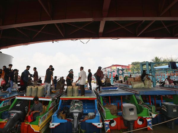 Aktivitas Mudik Lokal di Pelabuhan Sungai Musi