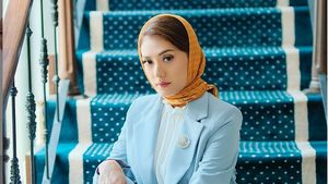 7 Foto Cantik Anissa Aziza Tampil Elegan dengan Kerudung