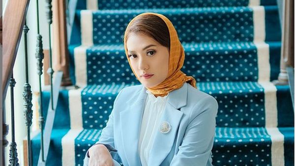 7 Foto Cantik Anissa Aziza Tampil Elegan dengan Kerudung