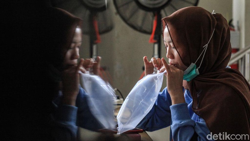 Antusias Calon Pemudik Ikut Tes GeNose di Terminal Poris Antusias Calon Pemudik Ikut Tes GeNose di Terminal Poris