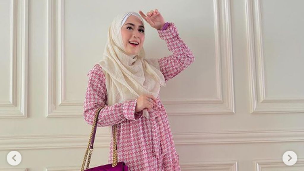 Ustaz Solmed Ngutang Rp 200 Ribu ke April Jasmine, Ini Gaya Mewah Sang Istri Ustaz Solmed Ngutang Rp 200 Ribu ke April Jasmine, Ini Gaya Mewah Sang Istri