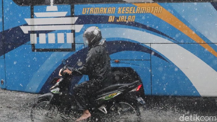 Hujan dengan intensitas cukup tinggi terjadi di Kota Bandung, Jawa Barat, Selasa (4/5/2021) sore. Bahkan genangan muncul di beberapa sudut jalan.