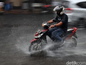 Bandung Diguyur Hujan Deras hingga Tergenang