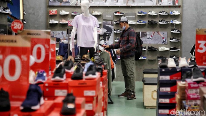 Pengunjung berbelanja pakaian di kawasan Matahari Departemen Store, Mal Artha Gading, Jakarta Utara, Senin (4/5). Menurut keterangan pengelola mal, saat ini sudah mulai banyak pengunjung yang berbelanja pakaian lebaran.