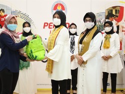 Dharma Wanita Kemenpora Bagikan 287 Paket Sembako ke Tenaga Honorer