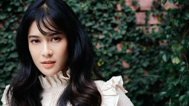 Dian Sastrowardoyo hidup ditengah keluarga yang menganut agama berbeda. Yuk kita intip cantiknya Dian Sastro yang akhirnya memeluk Islam!
