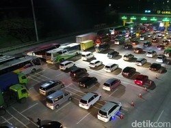 Jelang Penyekatan, Kendaraan Pemudik Antre di Gerbang Tol Cikatama