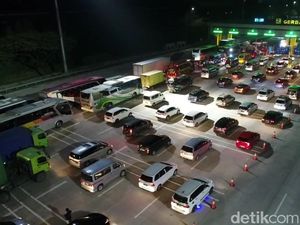Jelang Penyekatan, Kendaraan Pemudik Antre di Gerbang Tol Cikatama Jelang Penyekatan, Kendaraan Pemudik Antre di Gerbang Tol Cikatama